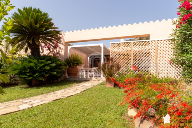 Situato all'interno del curatissimo Resort di Is Molas, questa Villa offre un fantastico contesto di pace e serenità.
Gli spazi interni sono stati realizzati con cura del particolare, per offrire comfort ed eleganza in ogni ambiente.
Gli spazi esterni sono caratterizzati dalla presenza di ampi loggiati, una zona barbecue e un curatissimo prato verde, ideali per creare magnifici ricordi in famiglia e con gli amici.
La villa è situata proprio a pochi passi dalla Club House e dal campo da golf, mentre la spiaggia è raggiungibile in pochi minuti in auto.
Visita il nostro sito per conoscere tutti i dettagli.

______________________

Located within the well-maintained Is Molas Resort, this villa offers a fantastic setting of peace and serenity. The interiors have been carefully designed with attention to detail, providing comfort and elegance in every space. The outdoor areas feature spacious verandas, a barbecue area, and a meticulously kept green lawn, perfect for creating wonderful memories with family and friends. The villa is situated just a few steps from the Club House and the golf course, while the beach is reachable within a few minutes by car.
Visit our website to discover all the details.

Link in Bio

#realestate #realtor  #home  #dreamhome  #interiordesign  #newhome  #design #homeforsale  #housedesign
